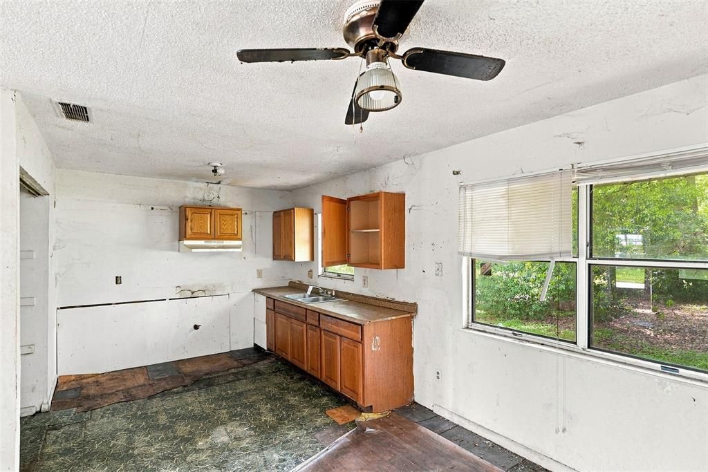 En Venta: $84,900 (3 camas, 1 baños, 1400 Pies cuadrados)