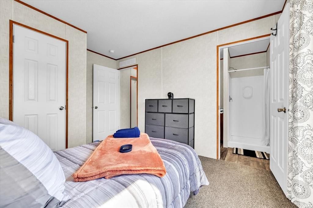 For Sale: $157,700 (2 beds, 2 baths, 728 Square Feet)