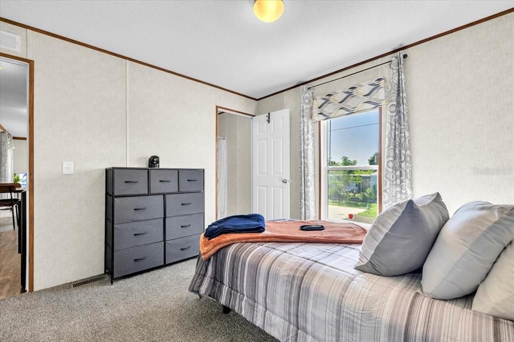 For Sale: $157,700 (2 beds, 2 baths, 728 Square Feet)