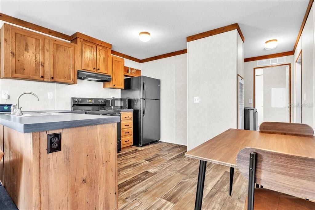 For Sale: $157,700 (2 beds, 2 baths, 728 Square Feet)