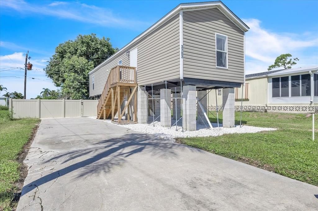 For Sale: $157,700 (2 beds, 2 baths, 728 Square Feet)