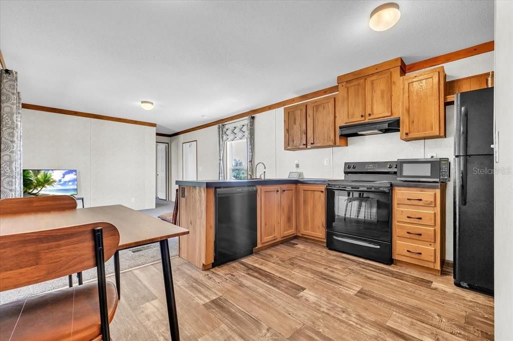 For Sale: $157,700 (2 beds, 2 baths, 728 Square Feet)