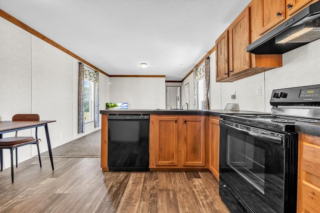 For Sale: $157,700 (2 beds, 2 baths, 728 Square Feet)