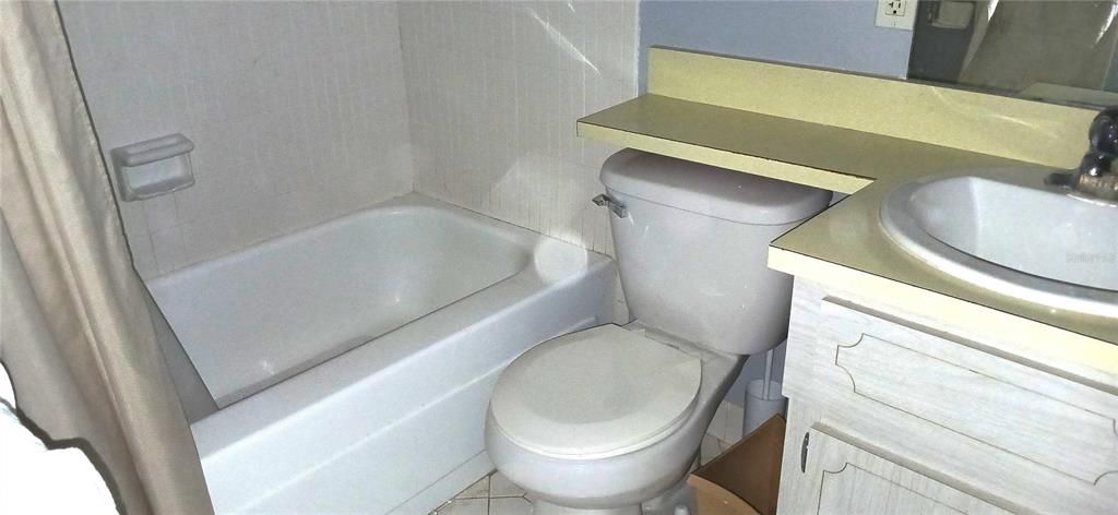 For Sale: $125,000 (1 beds, 1 baths, 640 Square Feet)