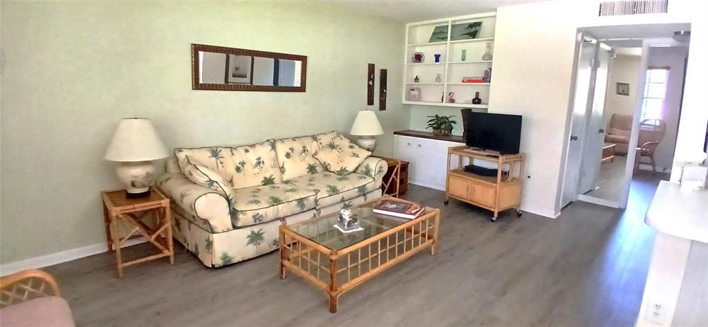 For Sale: $125,000 (1 beds, 1 baths, 640 Square Feet)