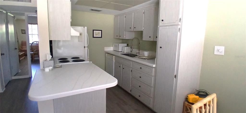 For Sale: $125,000 (1 beds, 1 baths, 640 Square Feet)