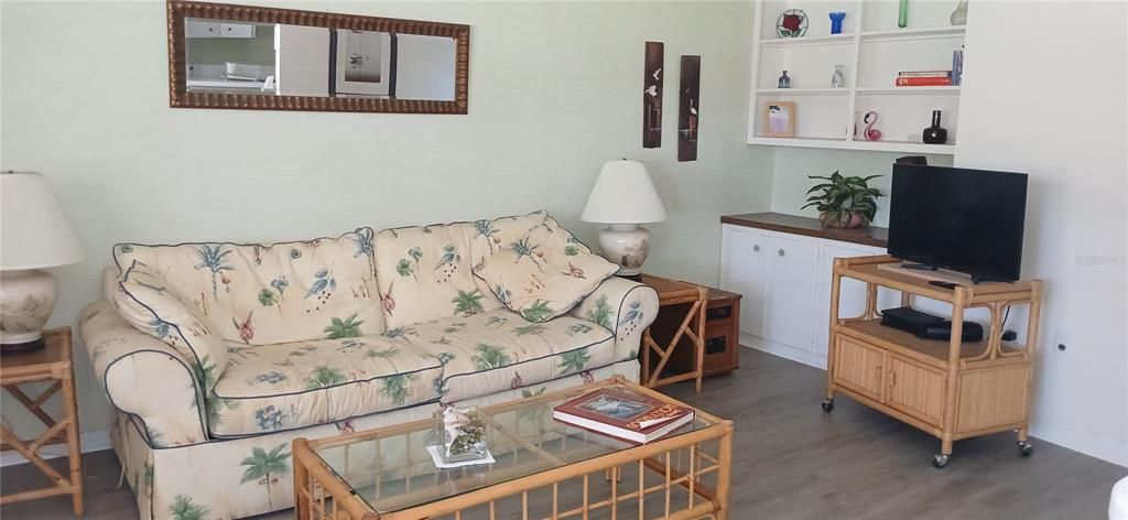 For Sale: $125,000 (1 beds, 1 baths, 640 Square Feet)