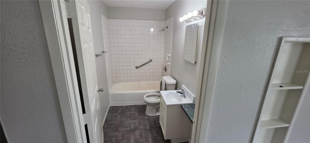 For Rent: $1,600 (3 beds, 1 baths, 860 Square Feet)