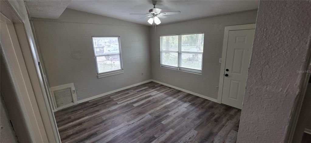 For Rent: $1,600 (3 beds, 1 baths, 860 Square Feet)