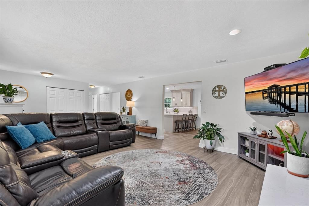 For Sale: $339,900 (3 beds, 2 baths, 1727 Square Feet)