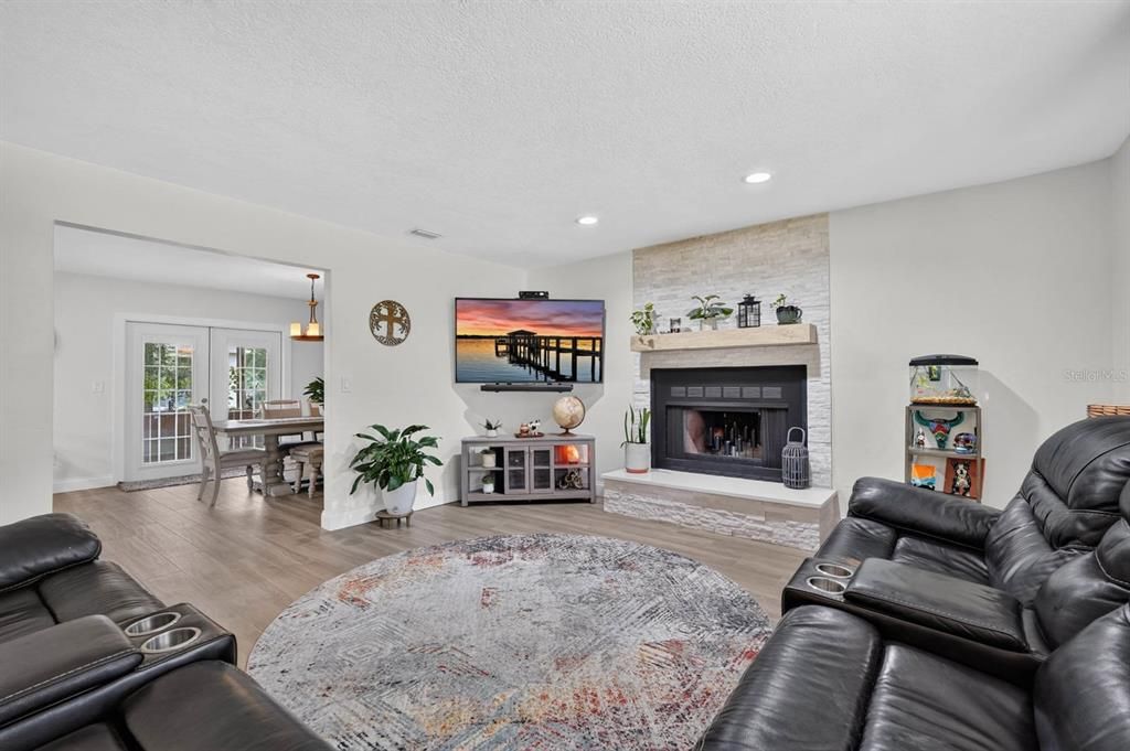 For Sale: $339,900 (3 beds, 2 baths, 1727 Square Feet)