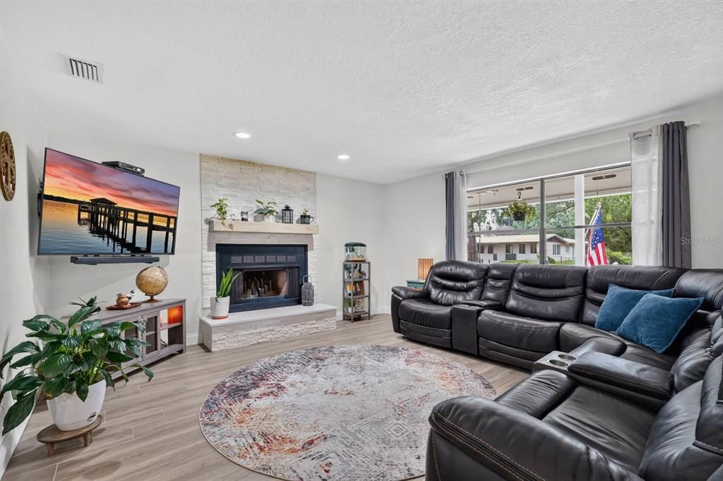 For Sale: $339,900 (3 beds, 2 baths, 1727 Square Feet)