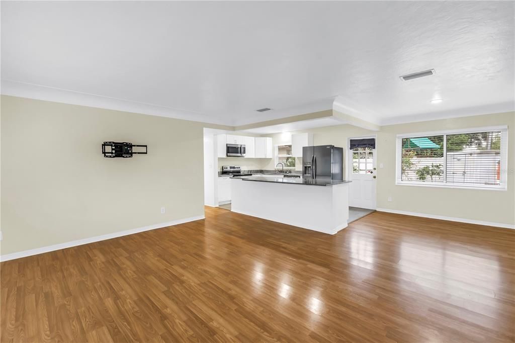 For Sale: $335,000 (3 beds, 1 baths, 1075 Square Feet)