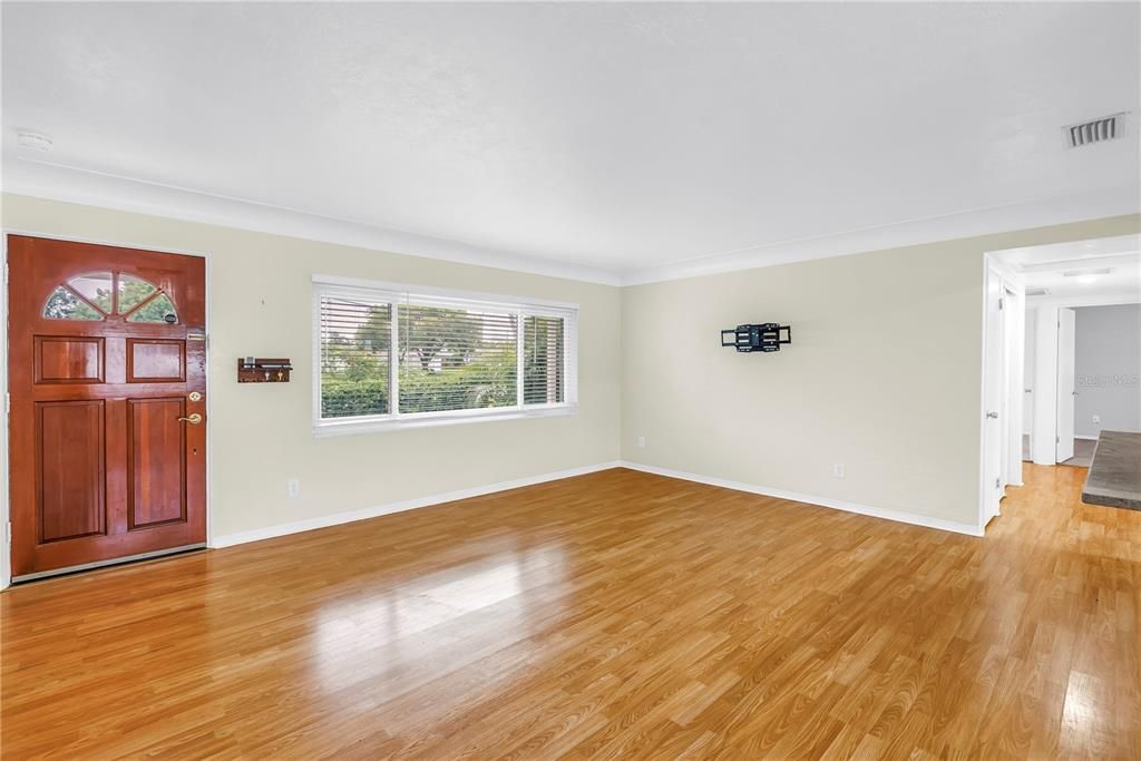 For Sale: $335,000 (3 beds, 1 baths, 1075 Square Feet)