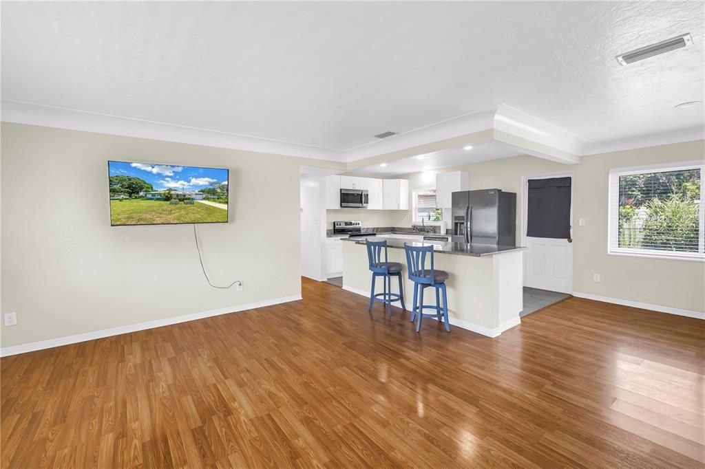 For Sale: $335,000 (3 beds, 1 baths, 1075 Square Feet)
