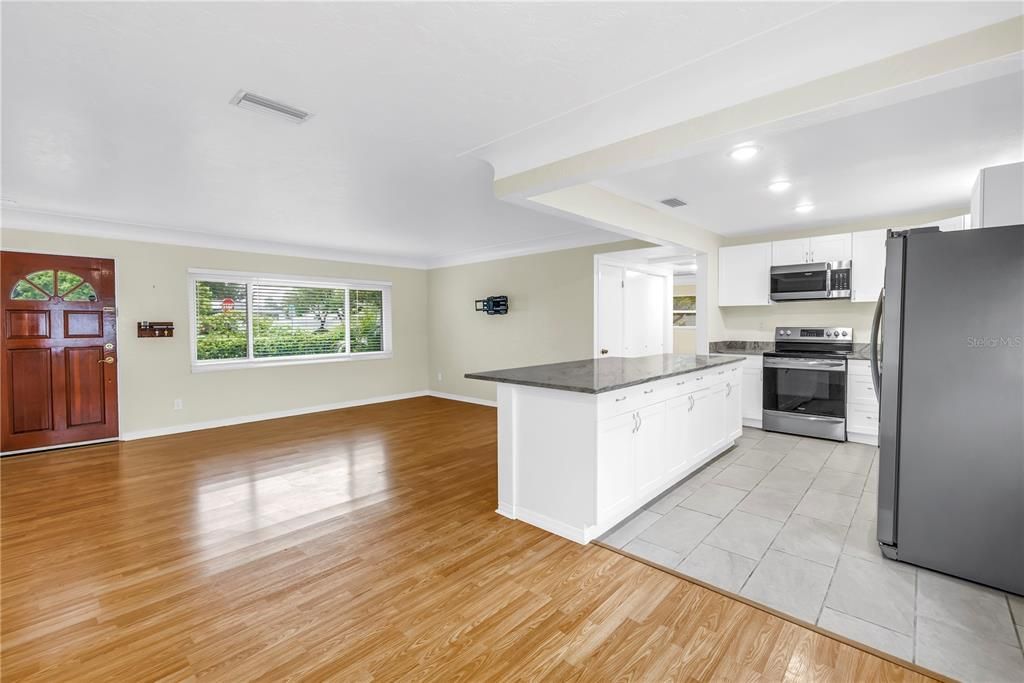 For Sale: $335,000 (3 beds, 1 baths, 1075 Square Feet)