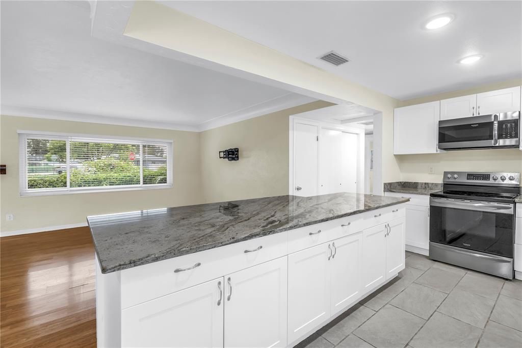 For Sale: $335,000 (3 beds, 1 baths, 1075 Square Feet)