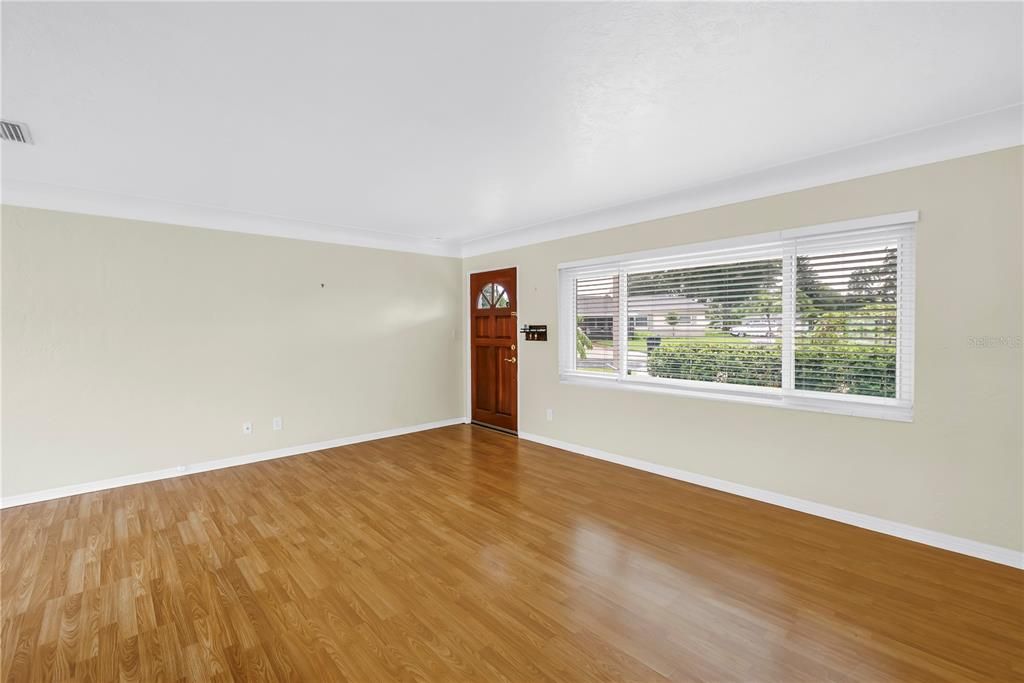 For Sale: $335,000 (3 beds, 1 baths, 1075 Square Feet)