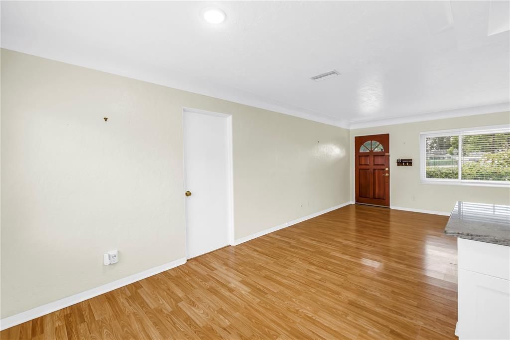 For Sale: $335,000 (3 beds, 1 baths, 1075 Square Feet)