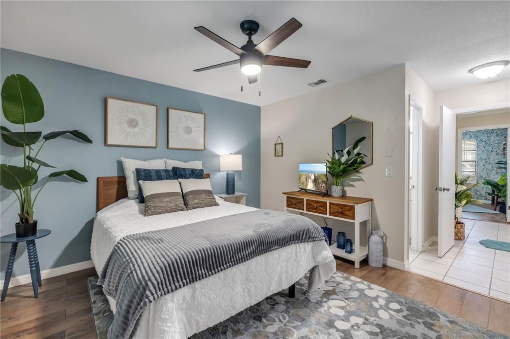 For Sale: $229,000 (2 beds, 2 baths, 956 Square Feet)