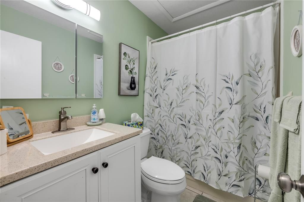 For Sale: $229,000 (2 beds, 2 baths, 956 Square Feet)