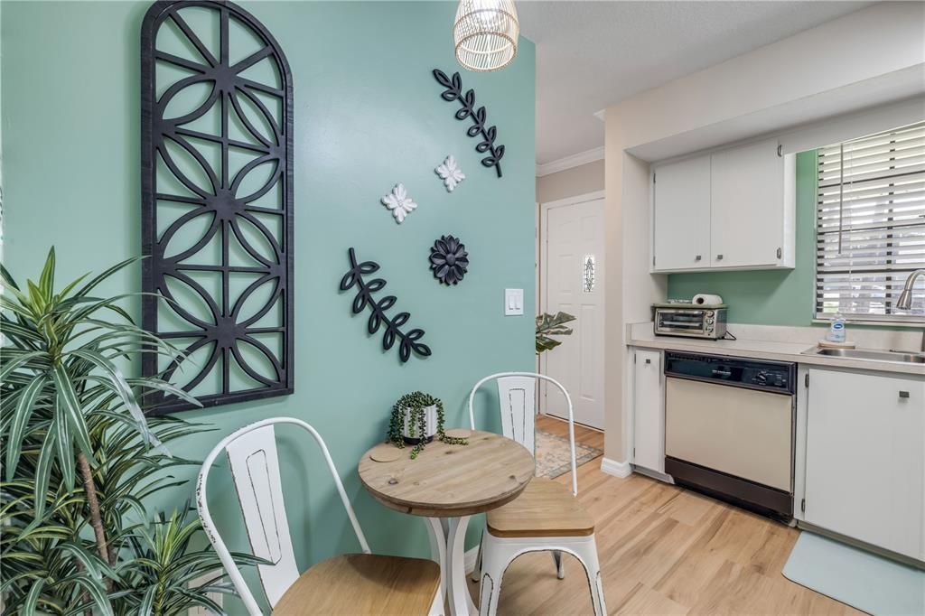 For Sale: $229,000 (2 beds, 2 baths, 956 Square Feet)