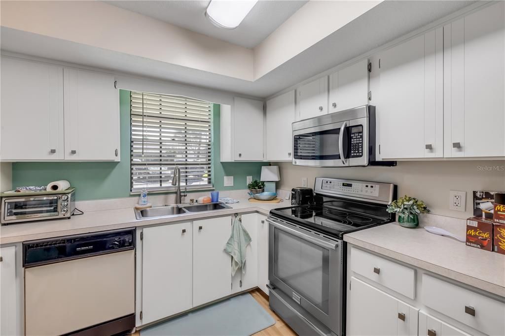 For Sale: $229,000 (2 beds, 2 baths, 956 Square Feet)