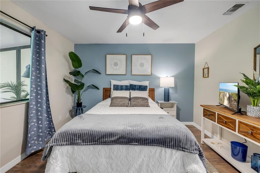 For Sale: $229,000 (2 beds, 2 baths, 956 Square Feet)