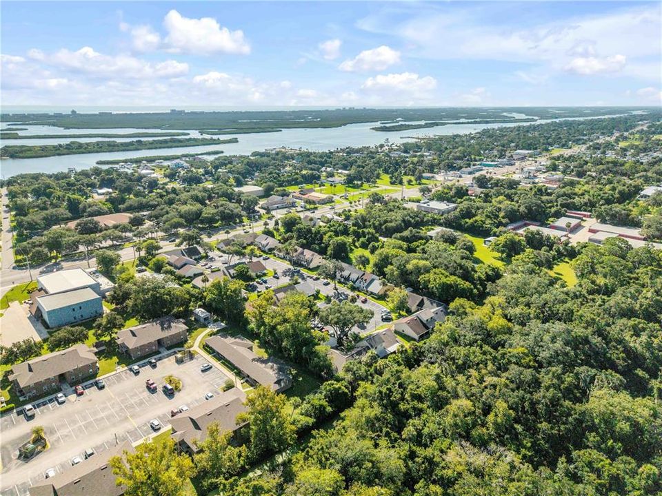 For Sale: $229,000 (2 beds, 2 baths, 956 Square Feet)