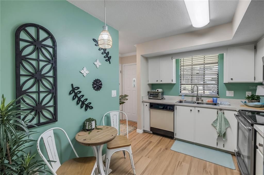 For Sale: $229,000 (2 beds, 2 baths, 956 Square Feet)