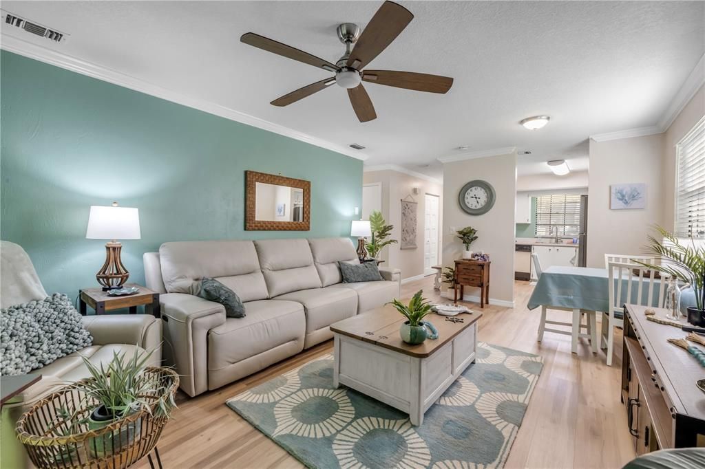 For Sale: $229,000 (2 beds, 2 baths, 956 Square Feet)