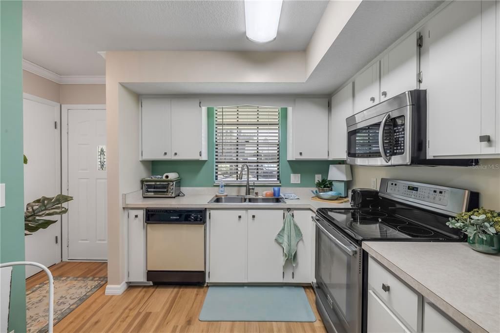 For Sale: $229,000 (2 beds, 2 baths, 956 Square Feet)