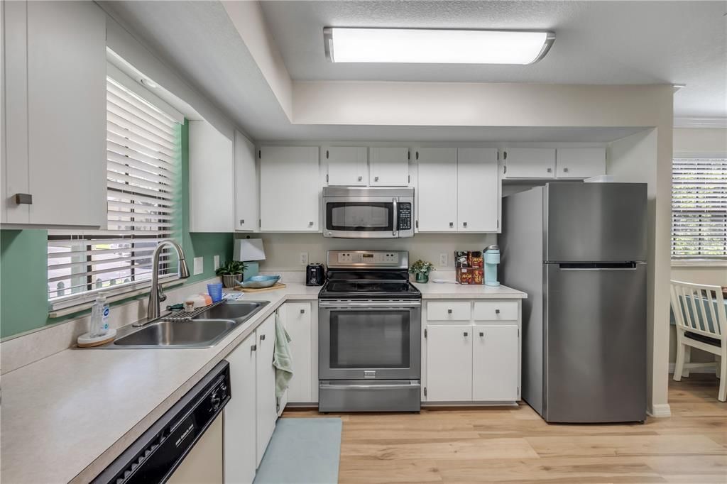 For Sale: $229,000 (2 beds, 2 baths, 956 Square Feet)