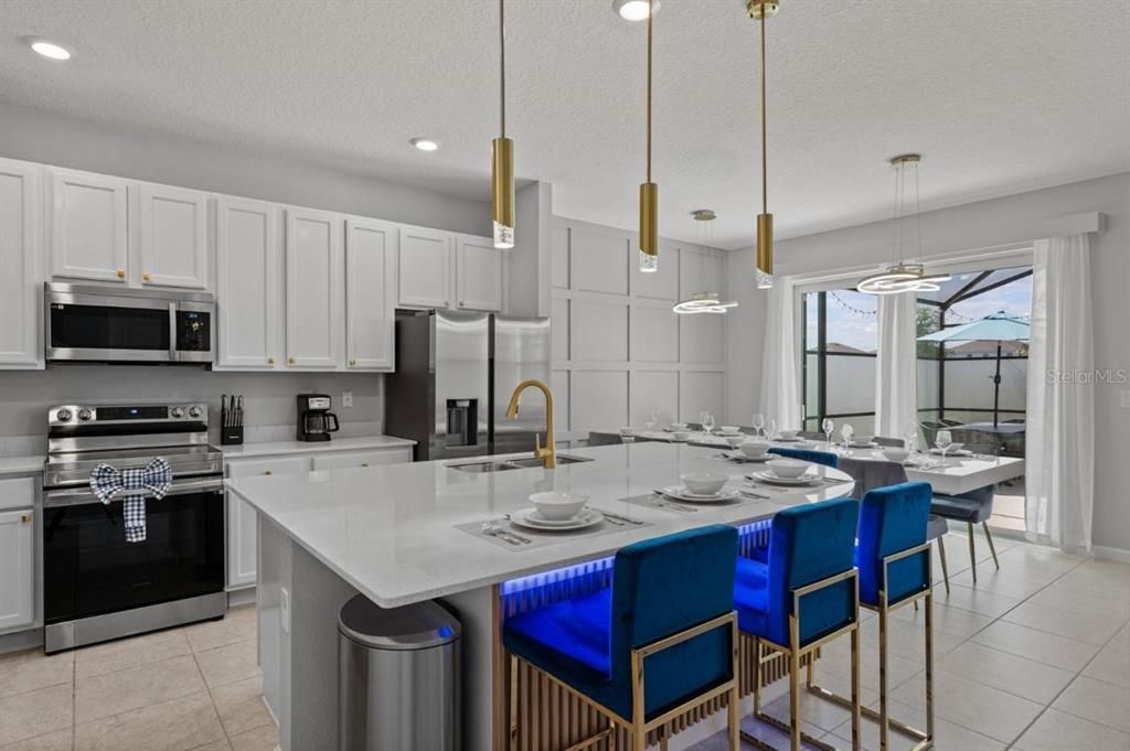 For Sale: $800,000 (8 beds, 5 baths, 2872 Square Feet)