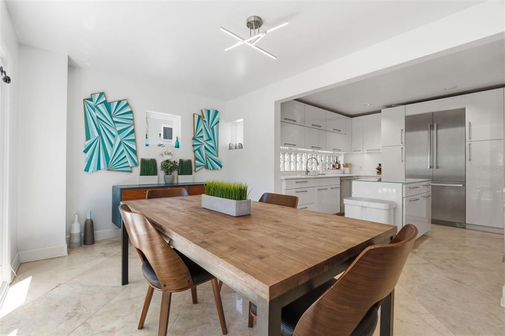 En Venta: $1,400,000 (3 camas, 3 baños, 2314 Pies cuadrados)