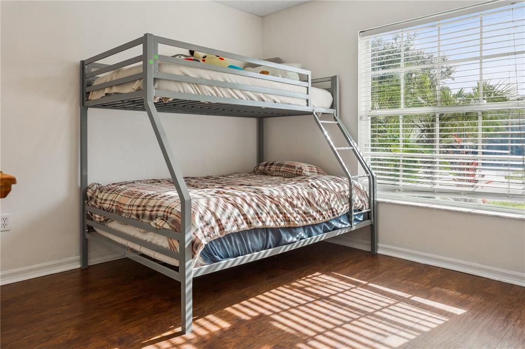 For Sale: $345,000 (3 beds, 2 baths, 1394 Square Feet)