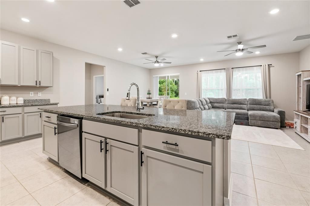 En Venta: $414,900 (5 camas, 3 baños, 2286 Pies cuadrados)