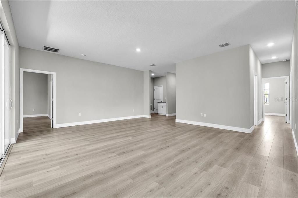 For Sale: $365,000 (4 beds, 3 baths, 2096 Square Feet)