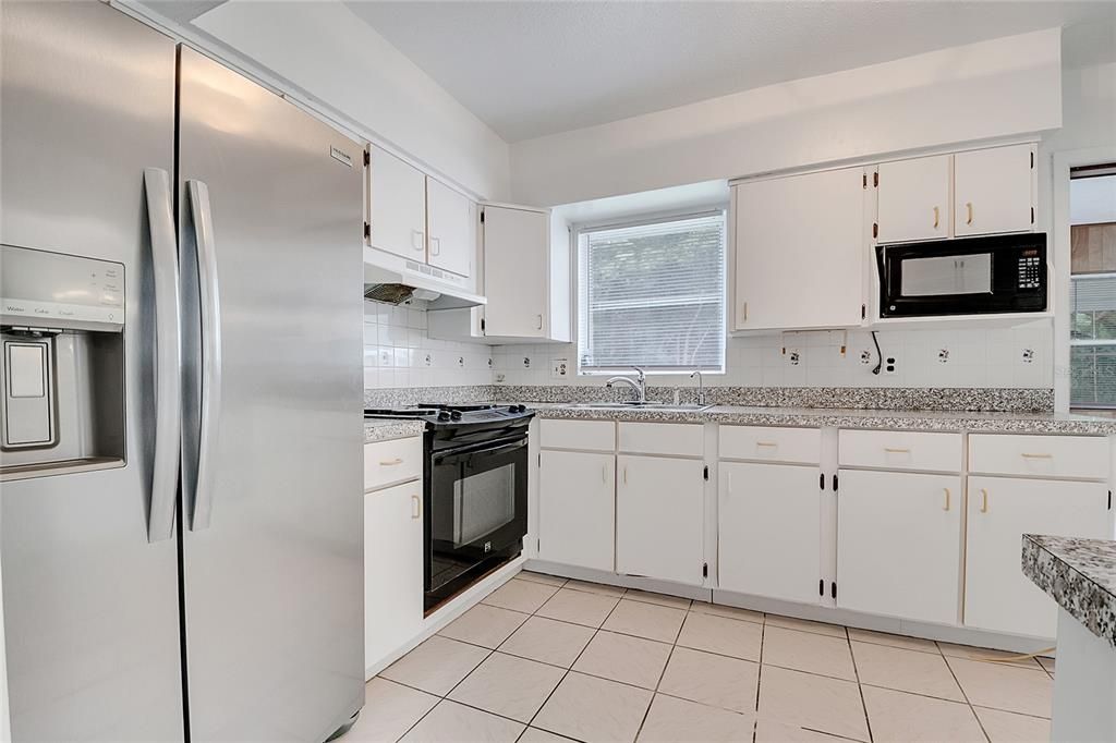 For Rent: $2,300 (3 beds, 2 baths, 1385 Square Feet)