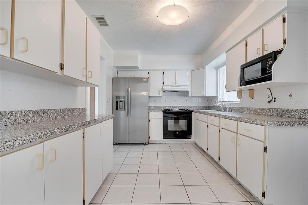 For Rent: $2,300 (3 beds, 2 baths, 1385 Square Feet)