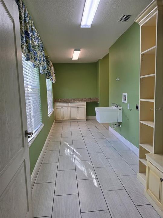 Activo con contrato: $699,900 (5 camas, 3 baños, 3578 Pies cuadrados)