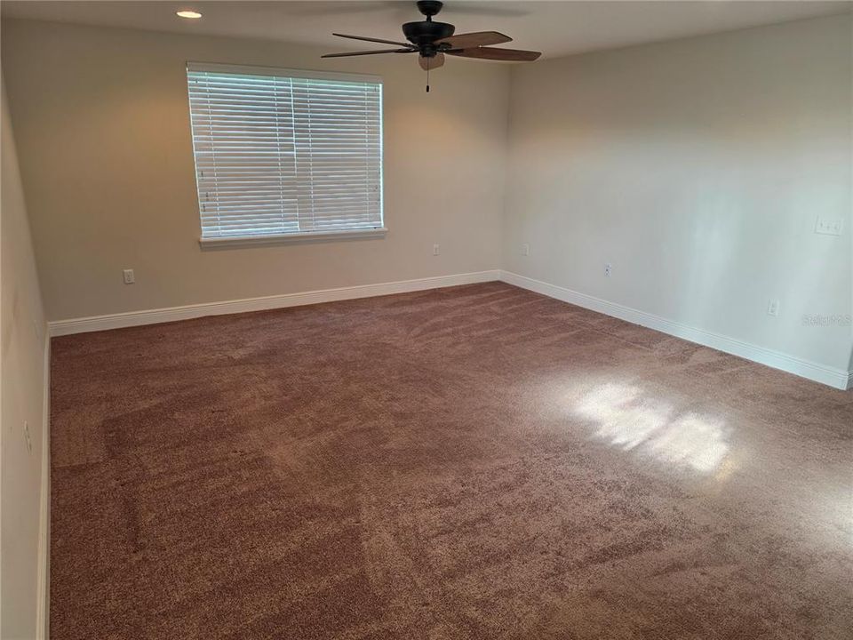 Activo con contrato: $699,900 (5 camas, 3 baños, 3578 Pies cuadrados)