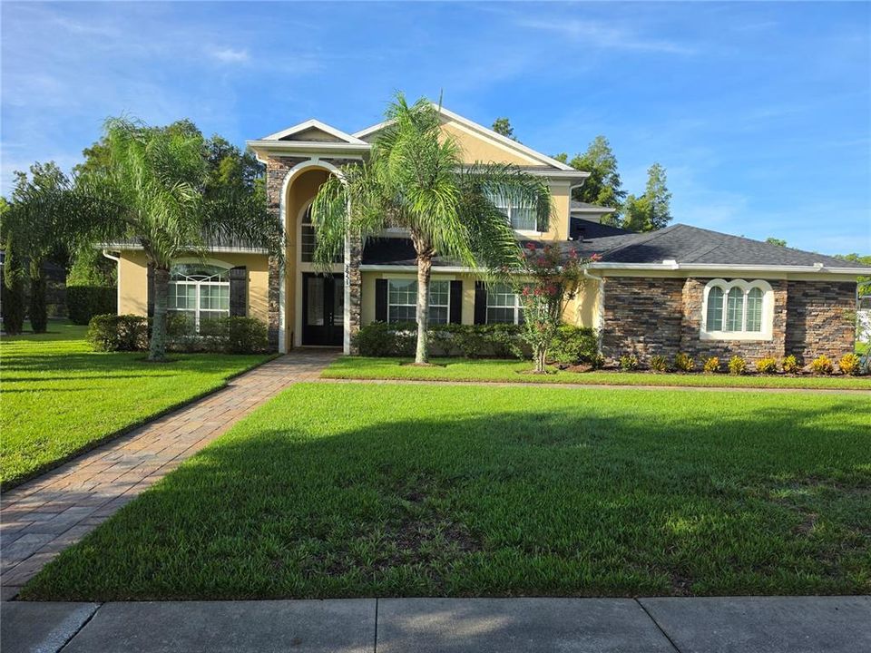 Activo con contrato: $699,900 (5 camas, 3 baños, 3578 Pies cuadrados)