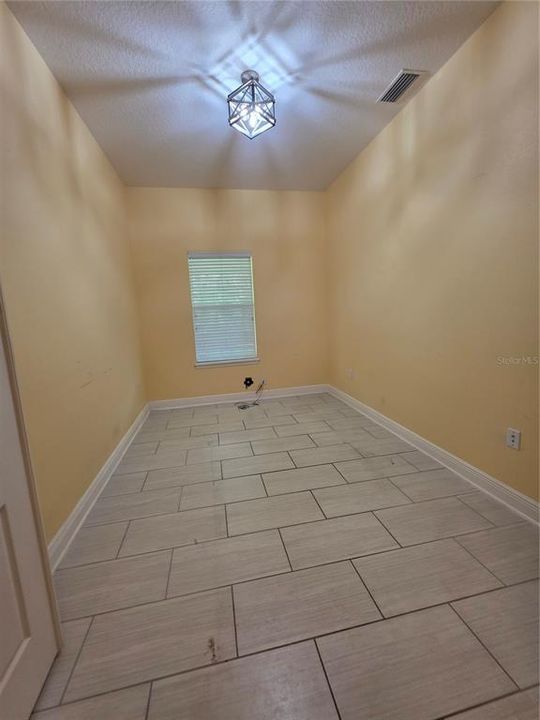 Activo con contrato: $699,900 (5 camas, 3 baños, 3578 Pies cuadrados)