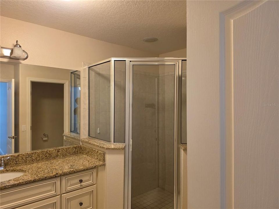 Activo con contrato: $699,900 (5 camas, 3 baños, 3578 Pies cuadrados)