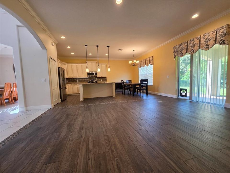 Activo con contrato: $699,900 (5 camas, 3 baños, 3578 Pies cuadrados)