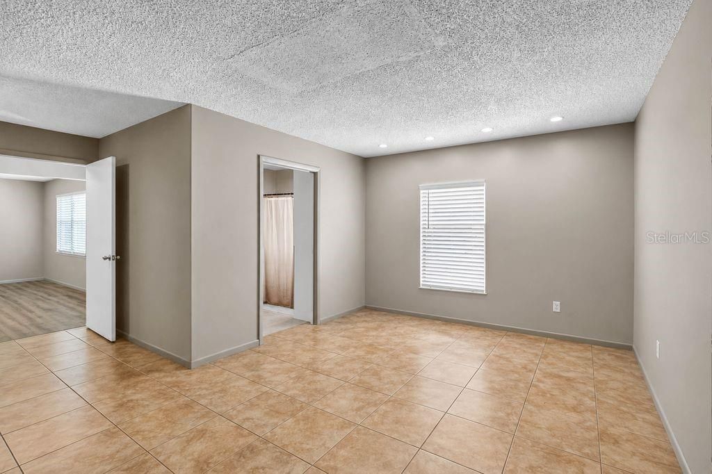En Venta: $299,000 (3 camas, 3 baños, 2110 Pies cuadrados)