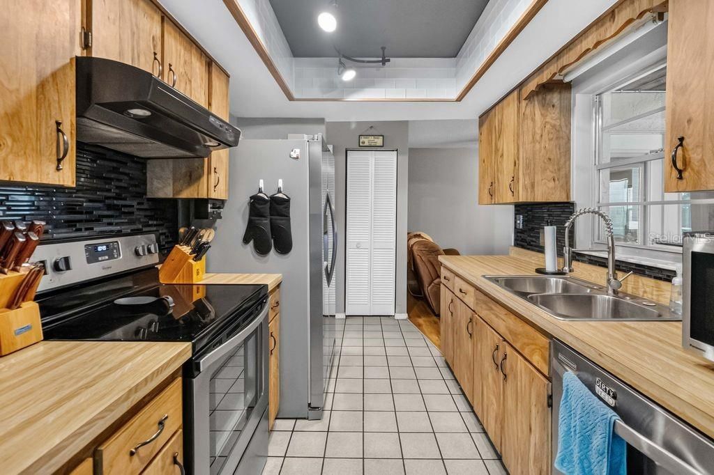 En Venta: $299,000 (3 camas, 3 baños, 2110 Pies cuadrados)