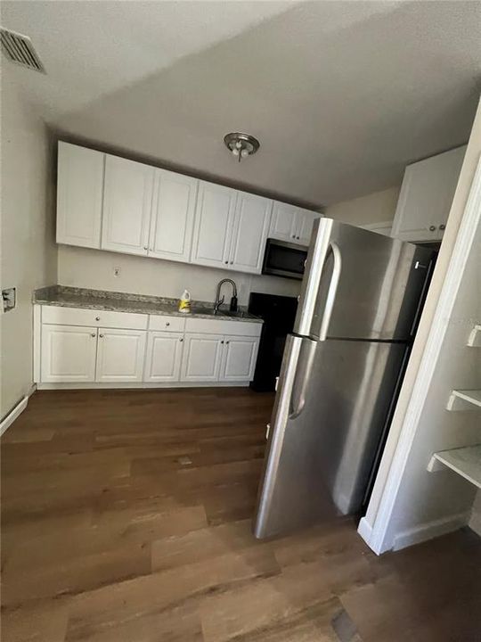 For Rent: $2,490 (3 beds, 1 baths, 950 Square Feet)