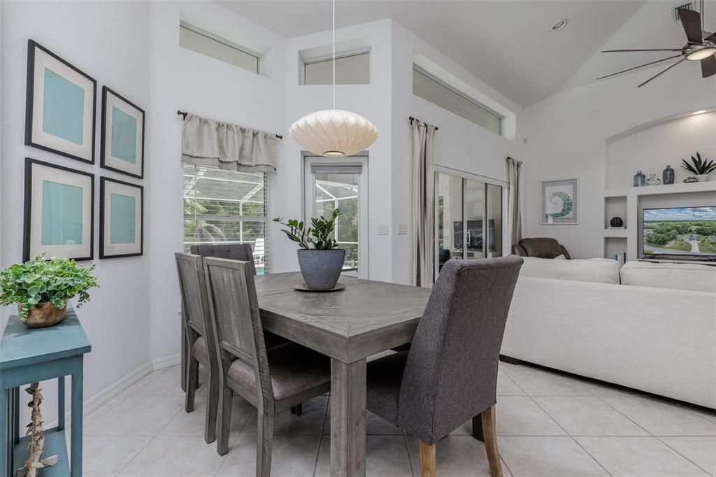 En Venta: $458,000 (2 camas, 2 baños, 2116 Pies cuadrados)